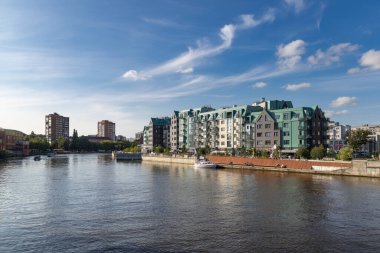 Kaliningrad, Rusya - 12 Ağustos 2025: Pregel Nehri boyunca uzanan büyüleyici sözde tarihi bir bölge olan Balıkçı Köyü 'nün yeni geliştirilen kıyı şeridi