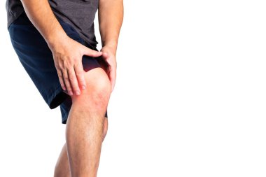 Yaşlı erkeklerde, kadınlarda ya da gençlerde diz, ayak bileği, eklem ağrısı, eklem iltihabı ve tendon sorunları vardır. Guttan kaynaklanan kas ağrısı ve beyaz arka planda izole edilmiş ürik asit.