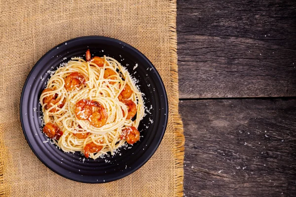 Deliciosa Pasta Espaguetis Con Gambas Queso Servida Tazón Negro Sobre — Foto de Stock