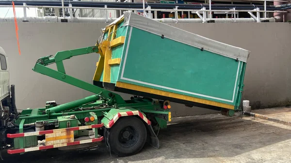 Zelený Kamion Pro Přepravu Odpadků Nakládání Komunálním Odpadem Jeho Odstraňování — Stock fotografie