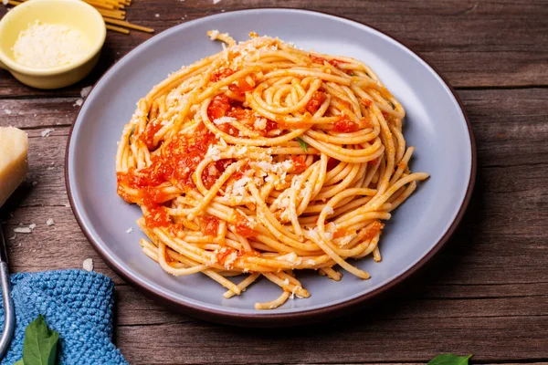 美味的意大利意粉芝士面食放在盘子蔬菜 意大利番茄酱和调味品上摆放在一张木制桌子上 尽收眼底 — 图库照片