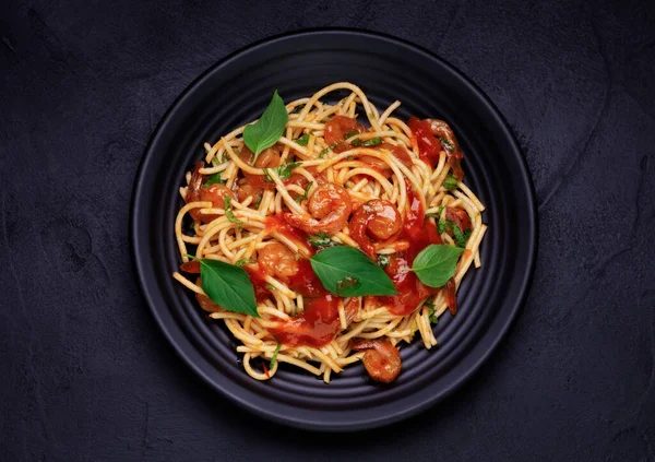 Deliciosa Pasta Espaguetis Con Gambas Queso Servido Plato Negro Con — Foto de Stock
