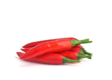 Beyaz arka planda izole edilmiş taze kırmızı biberler. Taze kırmızı biberler biberler Paprika Meksika baharatları baharatlar baharatlar sağlıklı organik yiyecekler mutfakta pişiyor.