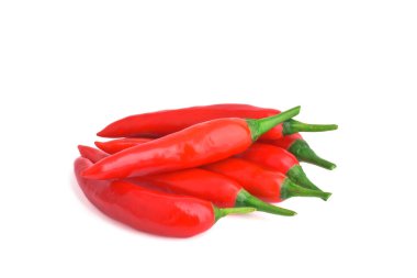 Beyaz arka planda izole edilmiş taze kırmızı biberler. Taze kırmızı biberler biberler Paprika Meksika baharatları baharatlar baharatlar sağlıklı organik yiyecekler mutfakta pişiyor.