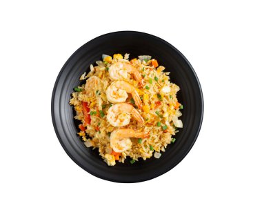 Sebzeli pilav, karides, havuç, yumurta ve domates. Çin yemeği arka planda izole edilmiş siyah tabaklarda servis edilir. Üst görünüm - kırpma yolu