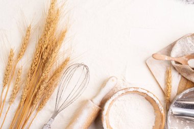 Kasede un ve buğday taneleri ile buğday kulakları, arpa, yemek pişirme, ekmek ve kurabiye, kırsal bir mutfakta masanın üzerinde, üst manzara.
