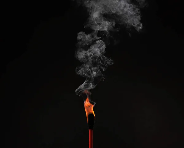在黑色背景上隔离的火把黄红色火焰燃料的抽象设计 — 图库照片