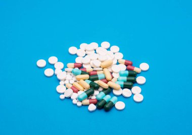 yeşil kapsül hapı mavi arkaplan masaüstü ilaç vitamin antibiyotiği ve hastane ve kliniğin tıbbi tedavisi