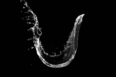 Siyah arkaplanda su sıçraması izole edildi