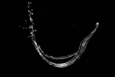 Siyah arkaplanda su sıçraması izole edildi