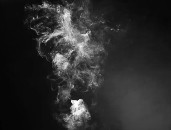 白色的雾或覆盖在黑色背景上的抽象烟雾 — 图库照片