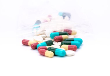 Kapsüllü renkli haplar ve plastik poşetlerde haplar. beyaz arkaplanda izole
