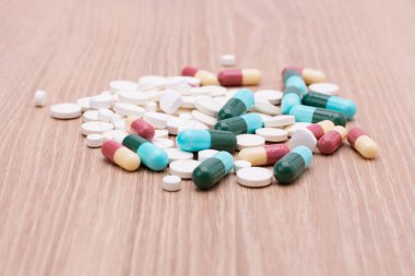 Kapsüllü renkli haplar ve haplar hastane eczanesine konuldu. Masa eczaneleri ve kliniklerin sağlık hizmetleri dağıtıldı.