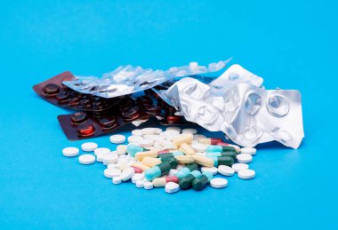 yeşil kapsül hapı mavi arkaplan masaüstü ilaç vitamin antibiyotiği ve hastane ve kliniğin tıbbi tedavisi