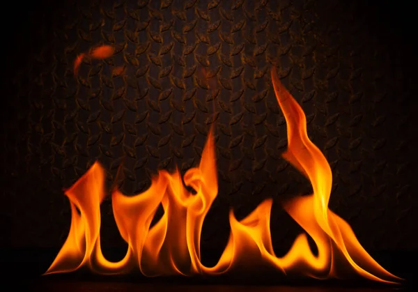 燃料火焰喷射热和在生锈的黑色钢板衬底上隔离的黄红色火焰燃烧的危险 — 图库照片