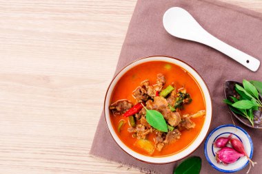 Körili sığır eti, panang tarifi. Tayland yemeği, taze hindistan cevizi sütü körisi Ahşap bir masaya yerleştirilmiş