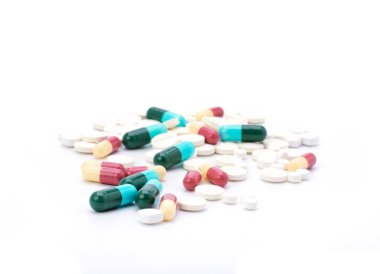 Kapsüllü renkli haplar ve plastik poşetlerde haplar. beyaz arkaplanda izole