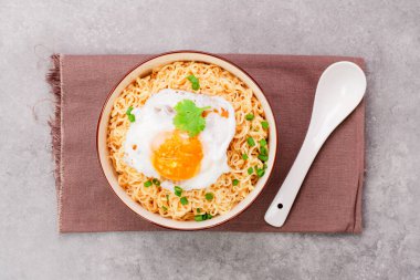 Makarna ya da domuz kıymalı ramen ve kaynamış yumurta fotokopi masasının üstünde.