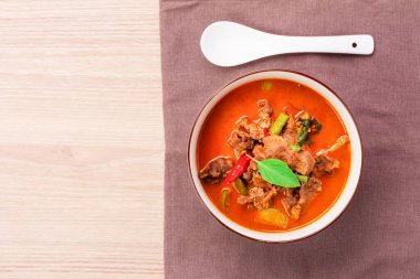 Körili sığır eti, panang tarifi. Tayland yemeği, taze hindistan cevizi sütü körisi Ahşap bir masaya yerleştirilmiş