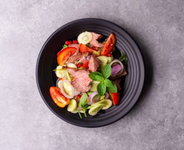 Yeşil sebzeli sığır eti salatası Tayland yemeği domates biberi, sarımsak, baharat, öğle yemeği.