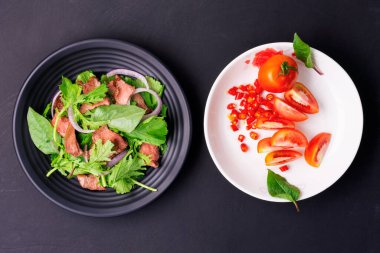 Yeşil sebzeli biftek salatası ızgara sığır eti Tayland yemeği biber, sarımsak, baharat öğle yemeği ile sağlıklı sığır salatası menüsü