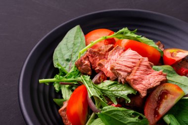 Yeşil sebzeli biftek salatası, ızgara sığır eti salatası, Tayland yemeği, biberli sağlıklı sığır eti salatası, sarımsak, baharat, öğle yemeği, akşam yemeği, yakın çekim.
