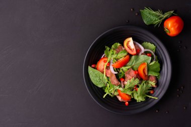 Yeşil sebzeli biftek salatası ızgara sığır eti Tayland yemeği biber, sarımsak, baharat öğle yemeği ile sağlıklı sığır salatası menüsü