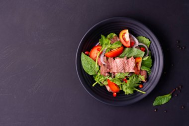 Yeşil sebzeli biftek salatası ızgara sığır eti Tayland yemeği biber, sarımsak, baharat öğle yemeği ile sağlıklı sığır salatası menüsü