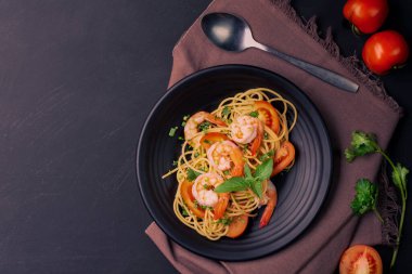 Karıştırılmış spagetti ya da ahşap bir masa arkasında karides ve domates sosu. Üst görünüm.