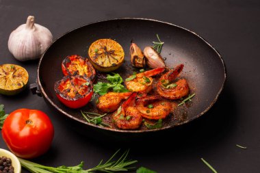 Limonlu ızgara karides. Siyah arka planda sarımsak. Deniz ürünleri. Üst görünüm.