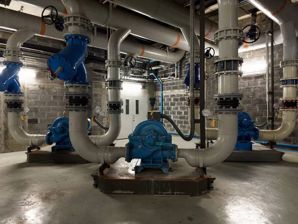 Soğutma odaları, motor ve su boruları dahil büyük endüstriyel soğutma odaları.