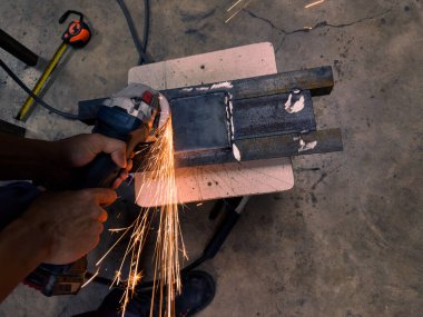 Fabrikadaki çelik yapının elektrik çarkından çıkan kıvılcımlar