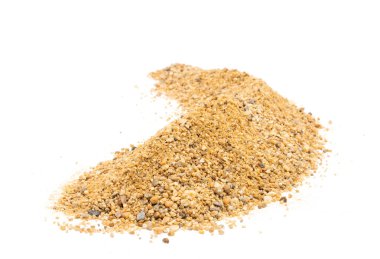 Kum yığını ve ince kavram soyut çöl plaj tepesi dağ yolu beyaz arka planda izole