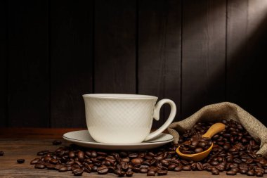 Kapuçino espresso fincanında sade kahve fincanı ya da siyah arka planda izole kahve çekirdekli kahve fincanı.