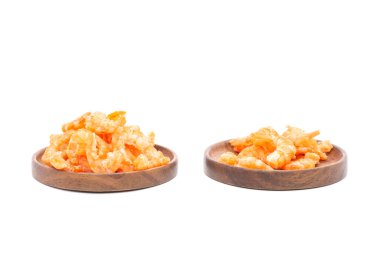 Doğal deniz ürünleri kurutulmuş karides. Beyaz arka planda geleneksel turuncu kırmızı renk..