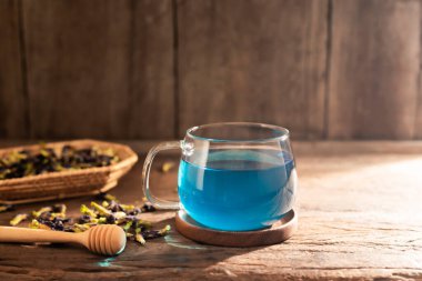 Ahşap arka planda kelebek bezelye çayı. Sağlıklı bitkisel içecek konsepti. Geleneksel antioksidan içecekler.