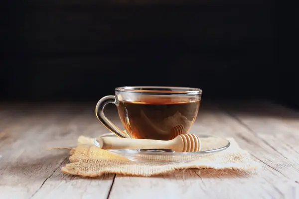Чашка Стакан Чая Горячее Пиво Сушеные Чайные Листья Деревянной Тарелке — стоковое фото