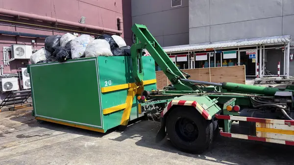 Müllabfuhr Entsorgung Industrieller Abfälle Straßen Grüner Lkw Transport Und Recycling Stockfoto