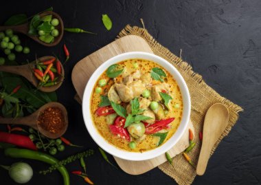 Yeşil körili tavuk, yeşil körili Tayland yemeği çorba kasesinde sebze, sebze ve Tayland kırmızı baharatı karışımı. Üst görünüm.