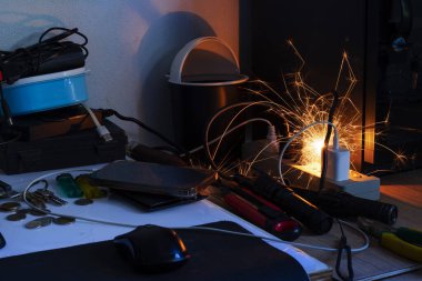 Elektrik prizi kısa devre nedeniyle oluşan kıvılcımlar tehlike kavramı, standart olmayan ekipman kullanımı eskimiş ekipmanlar.