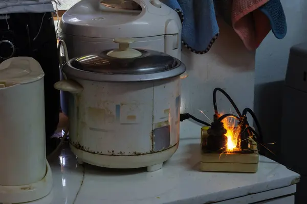 Electric short, plug, rice cooker Therefore causing sparks Dangerous concepts from the use of old electrical appliances And without quality Therefore is dangerous to life and property
