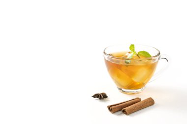 Beyaz arka planda buzlu ve nane yapraklı güzel bir tadı olan bir fincan çay..