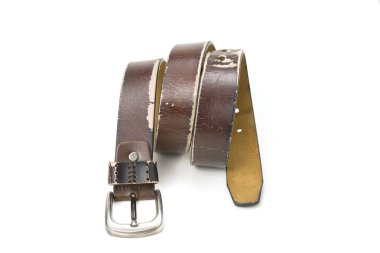 Beyaz arka planda eski kahverengi deri kemer.