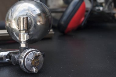 Boya spreyleme ekipmanları ve aletler, güvenlik ekipmanları siyah bir masaya yerleştirilmiş.