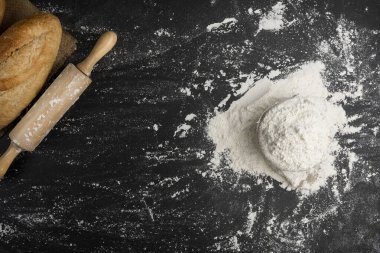 Buğday unu, rulo ve beyaz pudra masaya serili, yazmak için bir boşluk var - üst görünüm