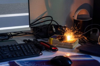 Elektrik prizi kısa devre nedeniyle oluşan kıvılcımlar tehlike kavramı, standart olmayan ekipman kullanımı eskimiş ekipmanlar.