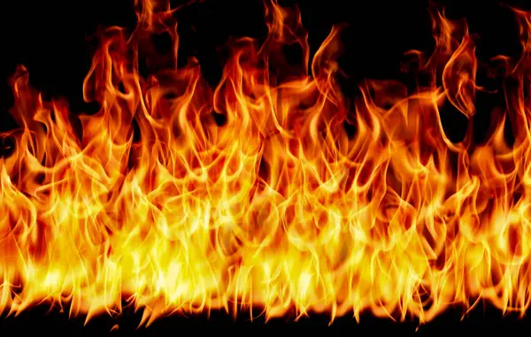 ateş png yanan alev siyah bir arka planda izole