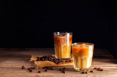 Sütlü, kremalı, köpüklü ve buzlu buzlu kahve. Kahve, espresso, cappuccino, koyu ve siyah arka planda içmeye hazır kokteyl..