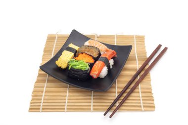 Siyah tabakta suşi, Asya yemeği, Japon yemeği. Arkaplanda izole