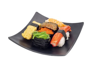 Siyah tabakta suşi, Asya yemeği, Japon yemeği. Arkaplan kırpma yolunda izole edildi.
